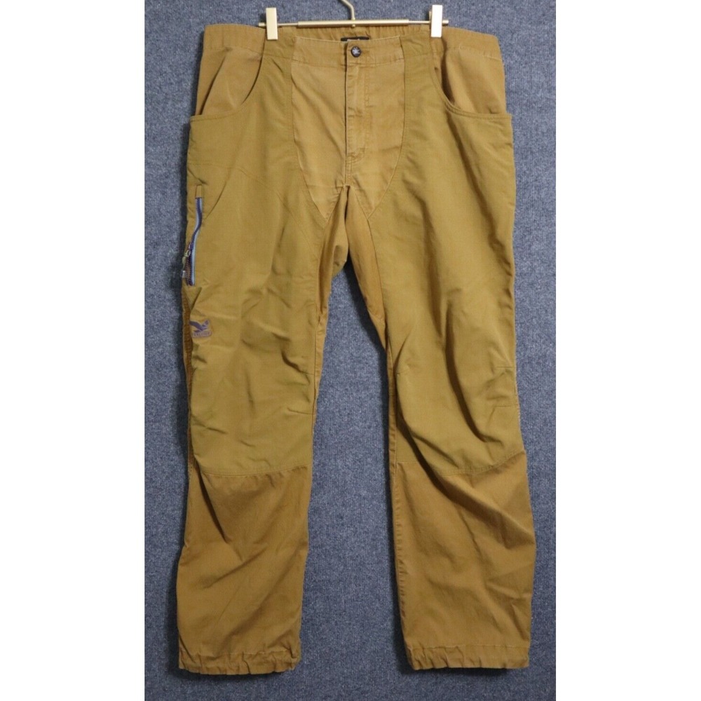 Men's Cargo Pants in Khaki